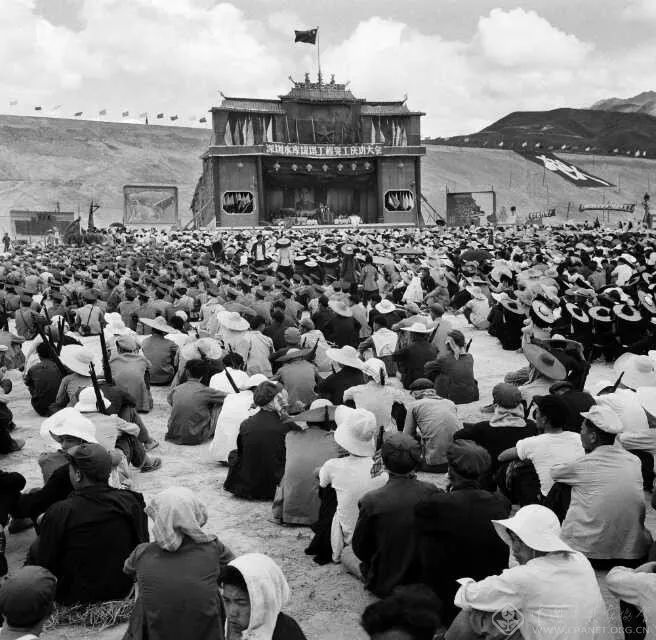 1960年3月5日，深圳水库堤坝工程完工庆功大会