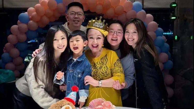 薛家燕75岁生日获家人制造惊喜庆生 三代同堂开心庆祝拍全家福封面图