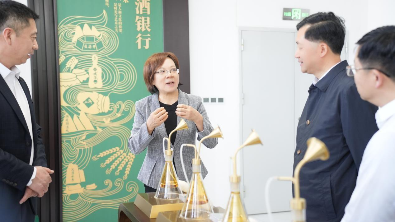 谢建辉(左二)在武陵酒厂调研