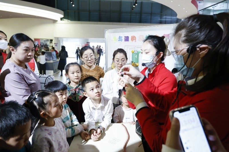 引领公众探索电与磁的科学奥秘