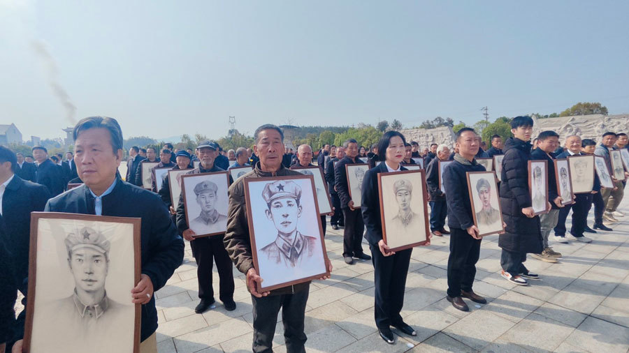 烈士画像捐赠仪式上，烈士与亲人“相聚”。