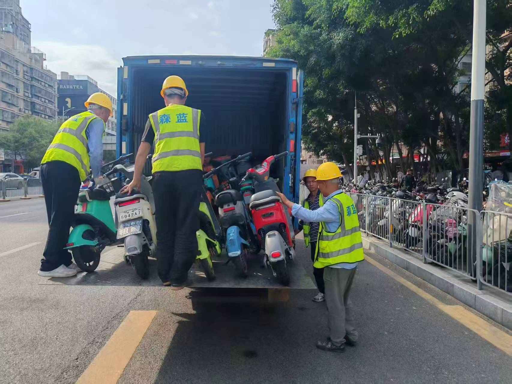 地铁站口“行路难”  西乡街道疏堵结合破困局