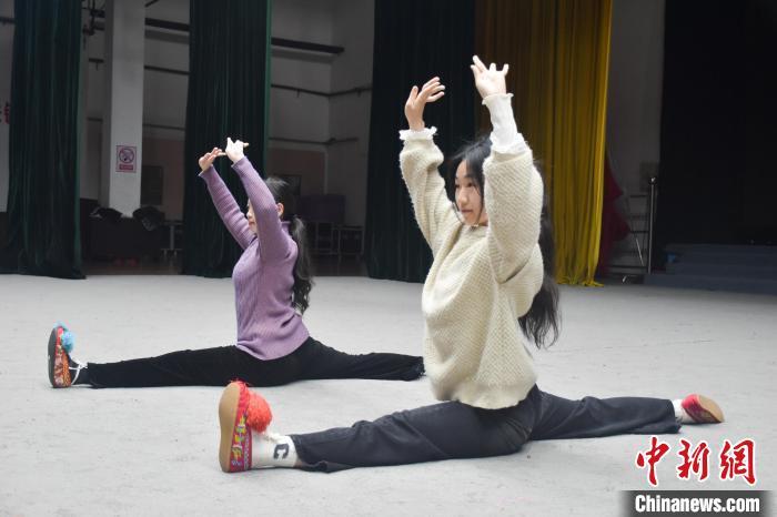 图为宜黄戏剧团青年演员吴同(图左)、夏若竹(图右)正在排练身段。巫发阳 摄