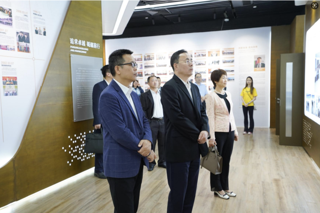 参观澳门科技大学校史与成就展厅