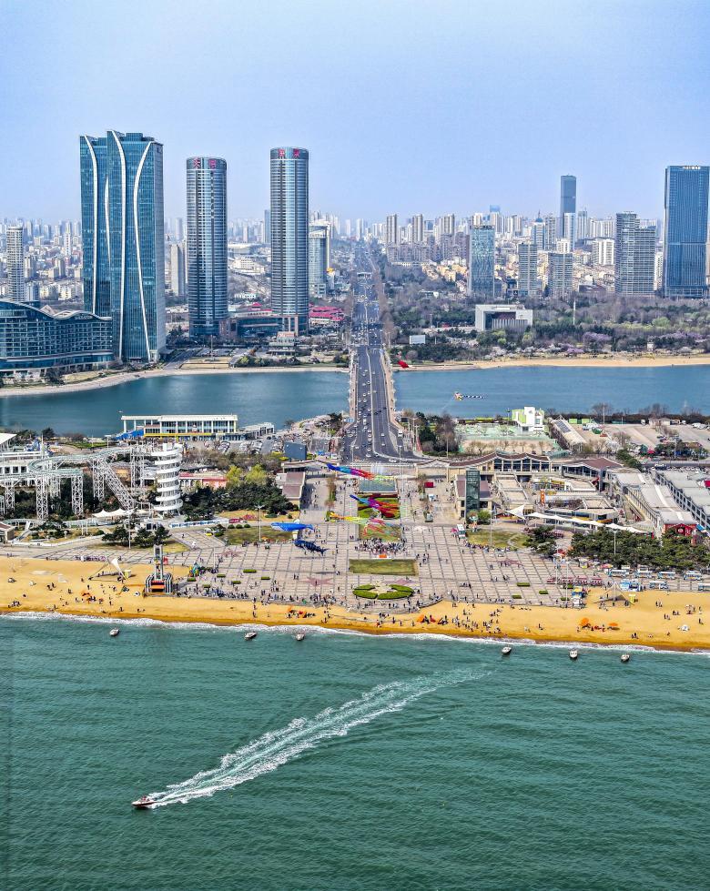 海水清澈，波光潋滟，微风拂过，海波粼粼。单英 摄