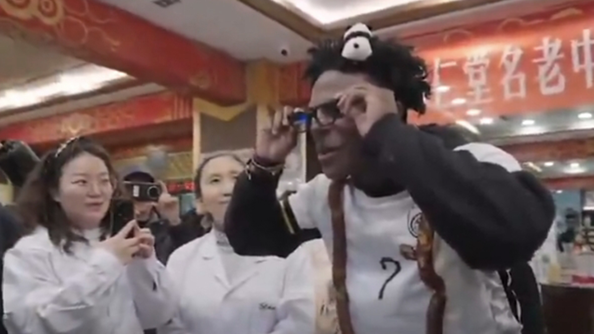 “甲亢哥”体验中国制造科技眼镜，自带实时翻译，当场被震撼到