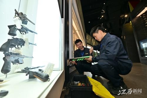 图为3月31日,在南昌军事主题公园轻武器馆内,维修部的工作人员正在检测“安全出口”指示灯。江西日报全媒体记者王蕴蓉摄