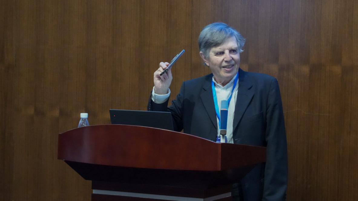 法国国家科学研究中心研究主任、里昂第三大学荣誉教授何让飞（Jean Ruffier）致辞