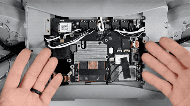 他们把宇树的网红机器狗“剥皮拆骨”,发现了它倒立行走的秘密