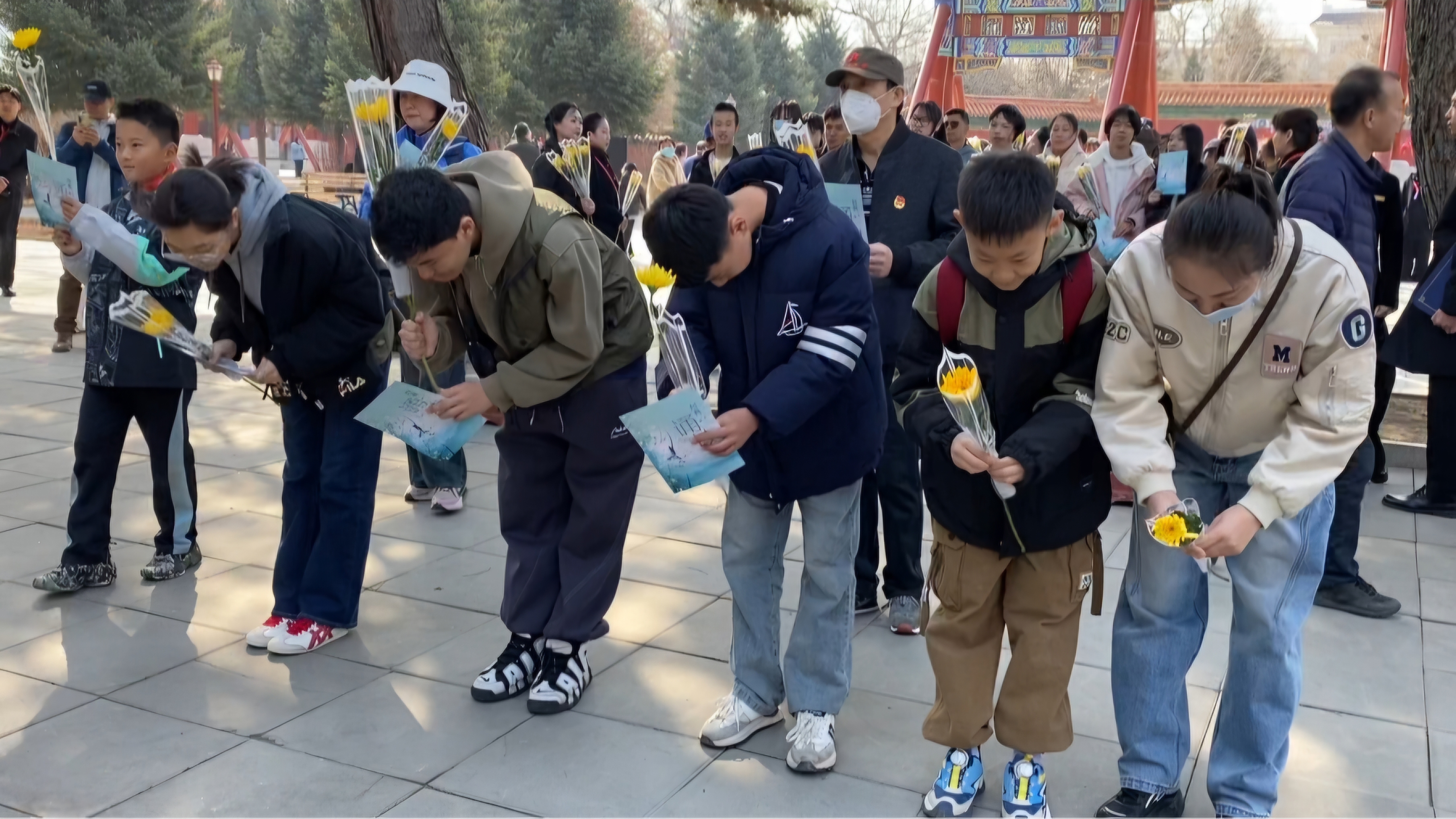 “清明诵读经典 传承文化”