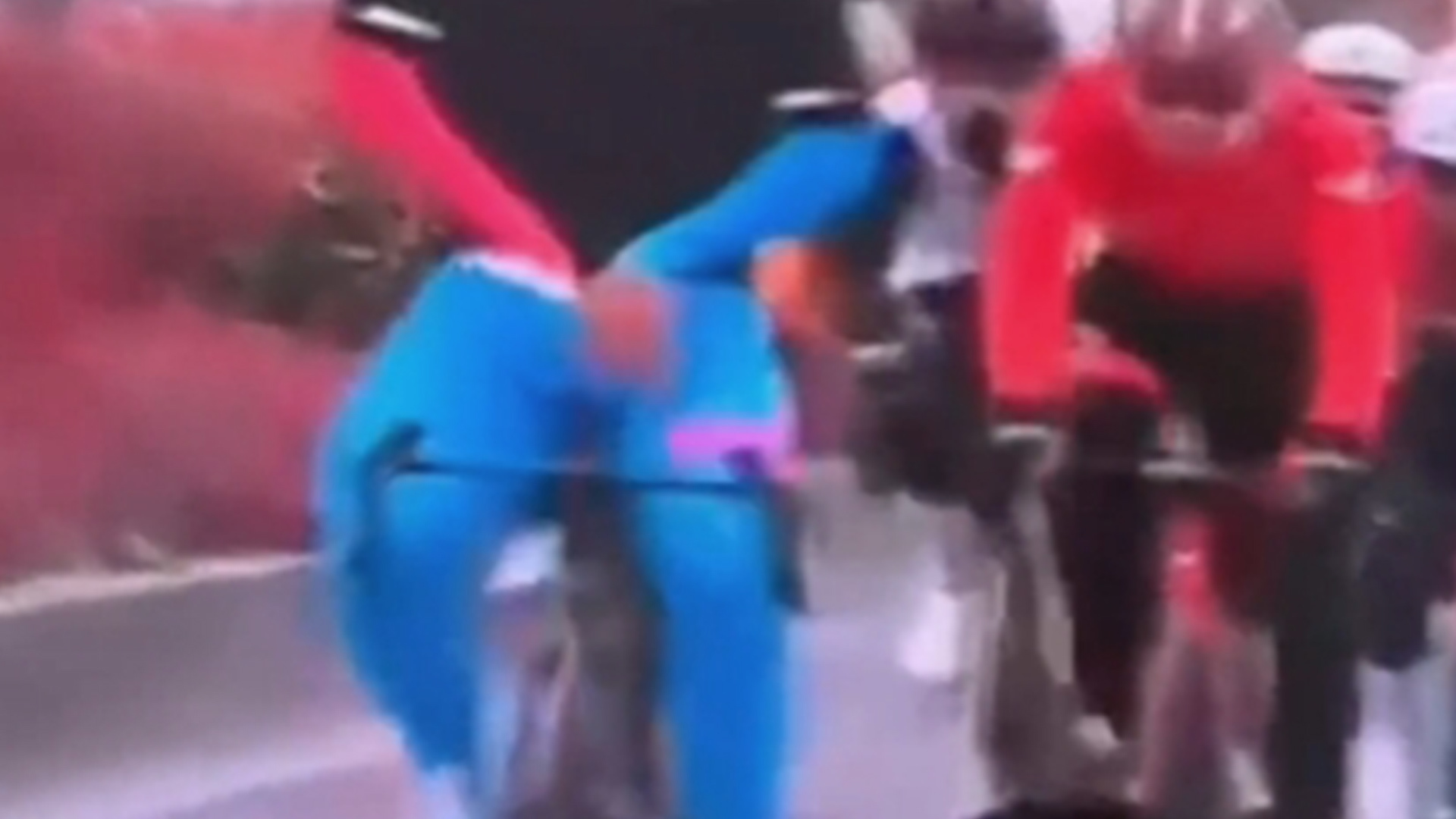 贵州自行车赛选手骑车小便遭直播，圈内人士：行为常见但导播业余