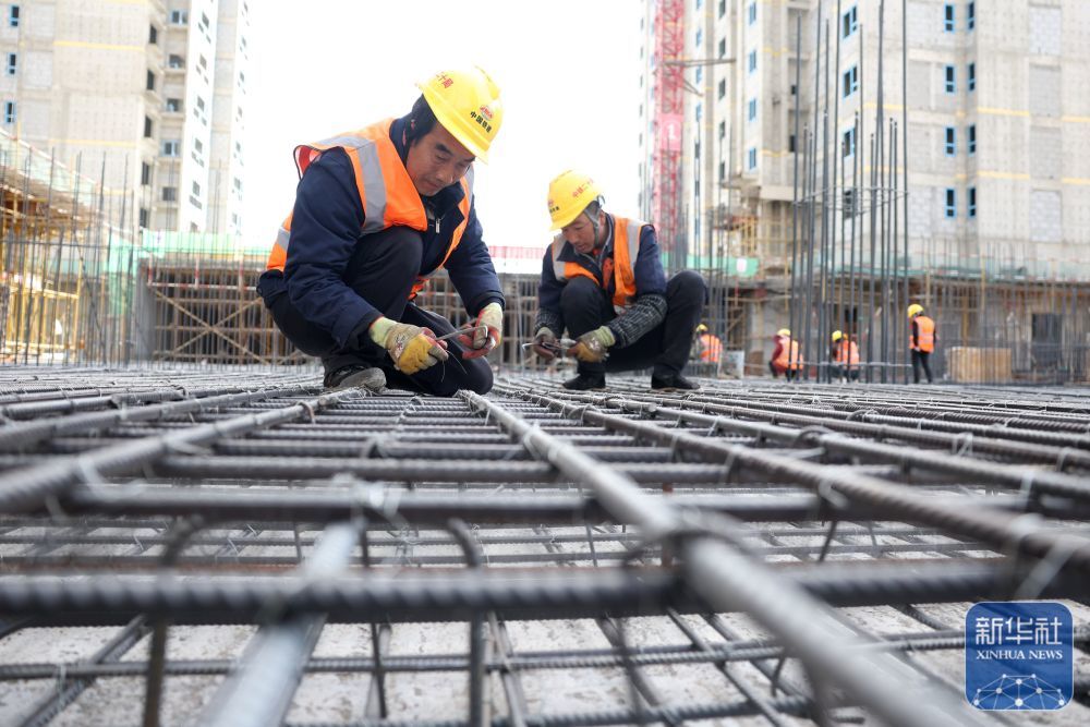 ↑4月3日，施工人员在中铁二十局承建的兰州新区中川园区城中村改造项目建设现场作业。