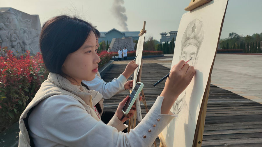 叶庆华创作团队义务为烈士画像。