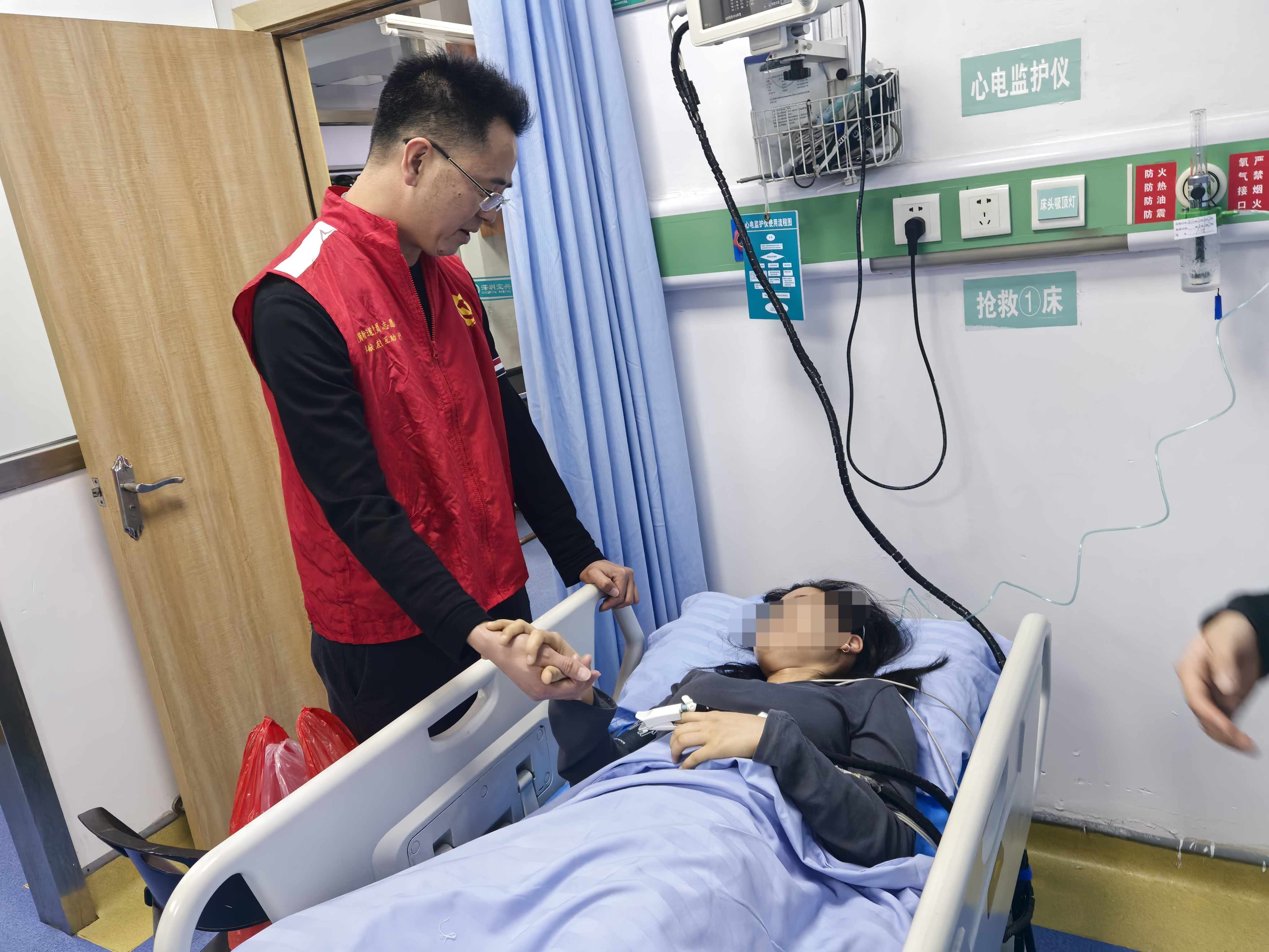 横岗:女子突然昏迷  社区安全员及时施救助其脱险