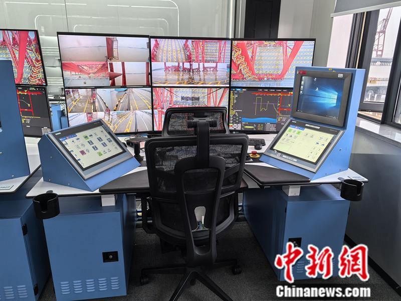 远控桥吊操作台。 中新网 张尼 摄