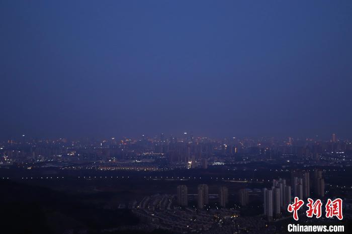 南昌的“蓝调时刻”。 熊锦阳 摄