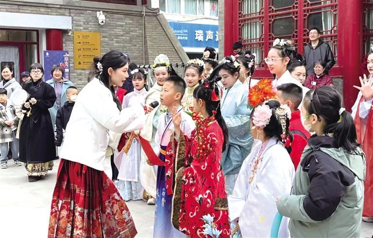 孩子们与主持人积极互动