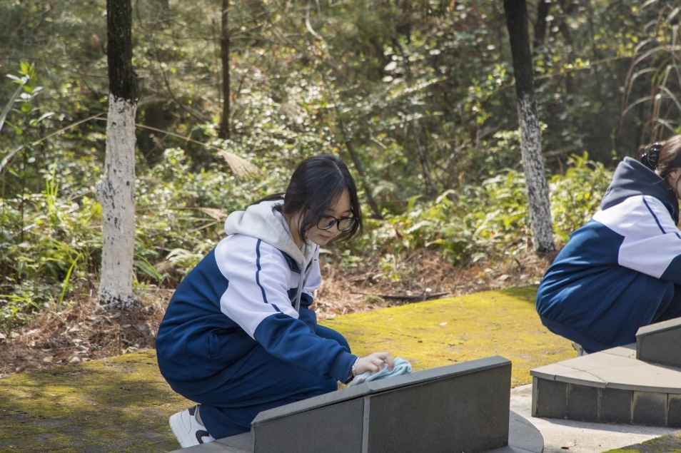 永新中学开展清明祭扫主题活动