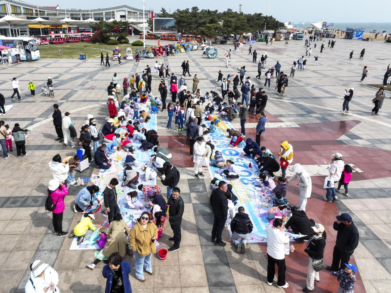 万平口景区的风筝活动人气颇高。单英 摄