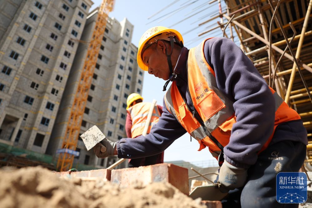 ↑4月3日，施工人员在中铁二十局承建的兰州新区中川园区城中村改造项目建设现场作业。