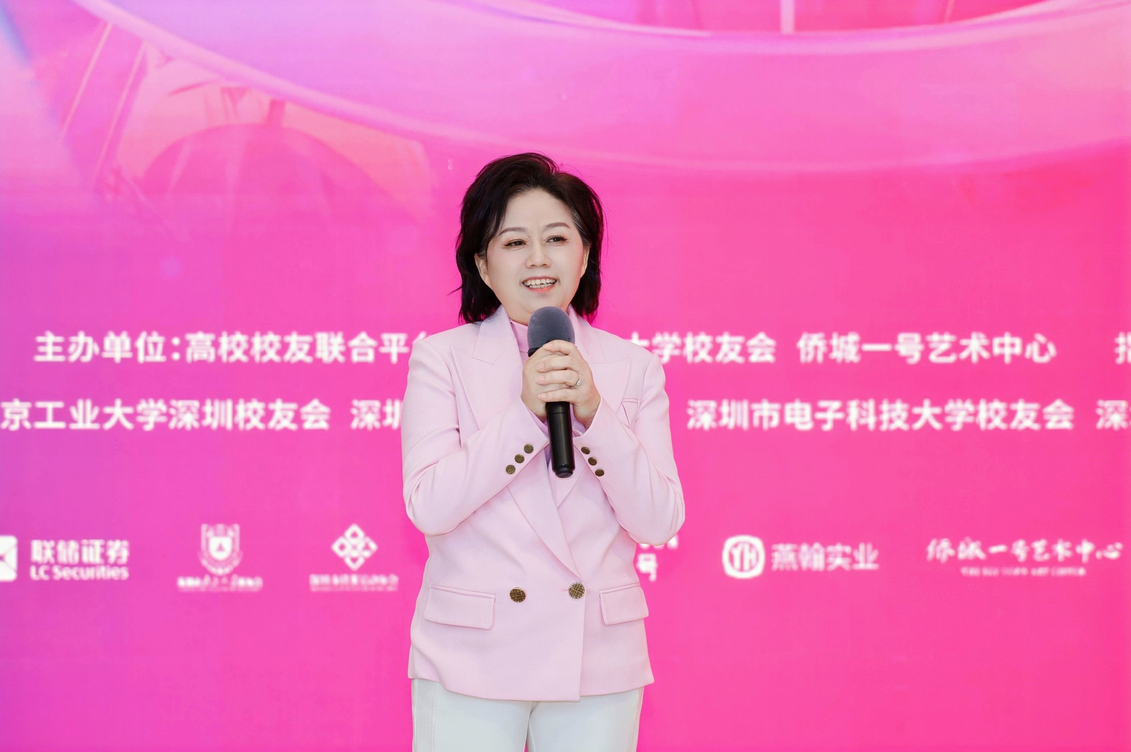 图:深圳市南京大学校友会会长 徐宁宁