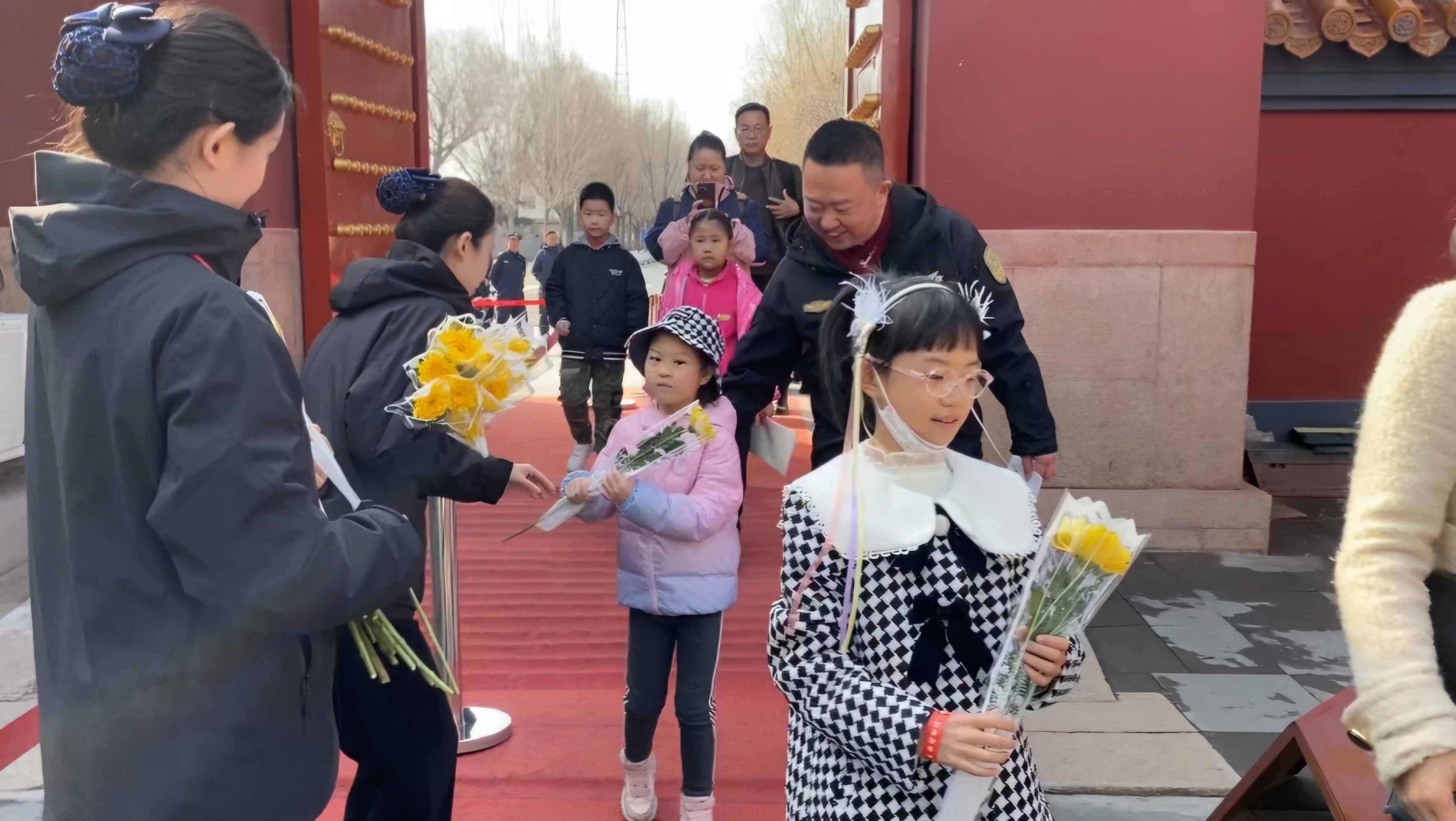 “清明诵读经典 传承文化”