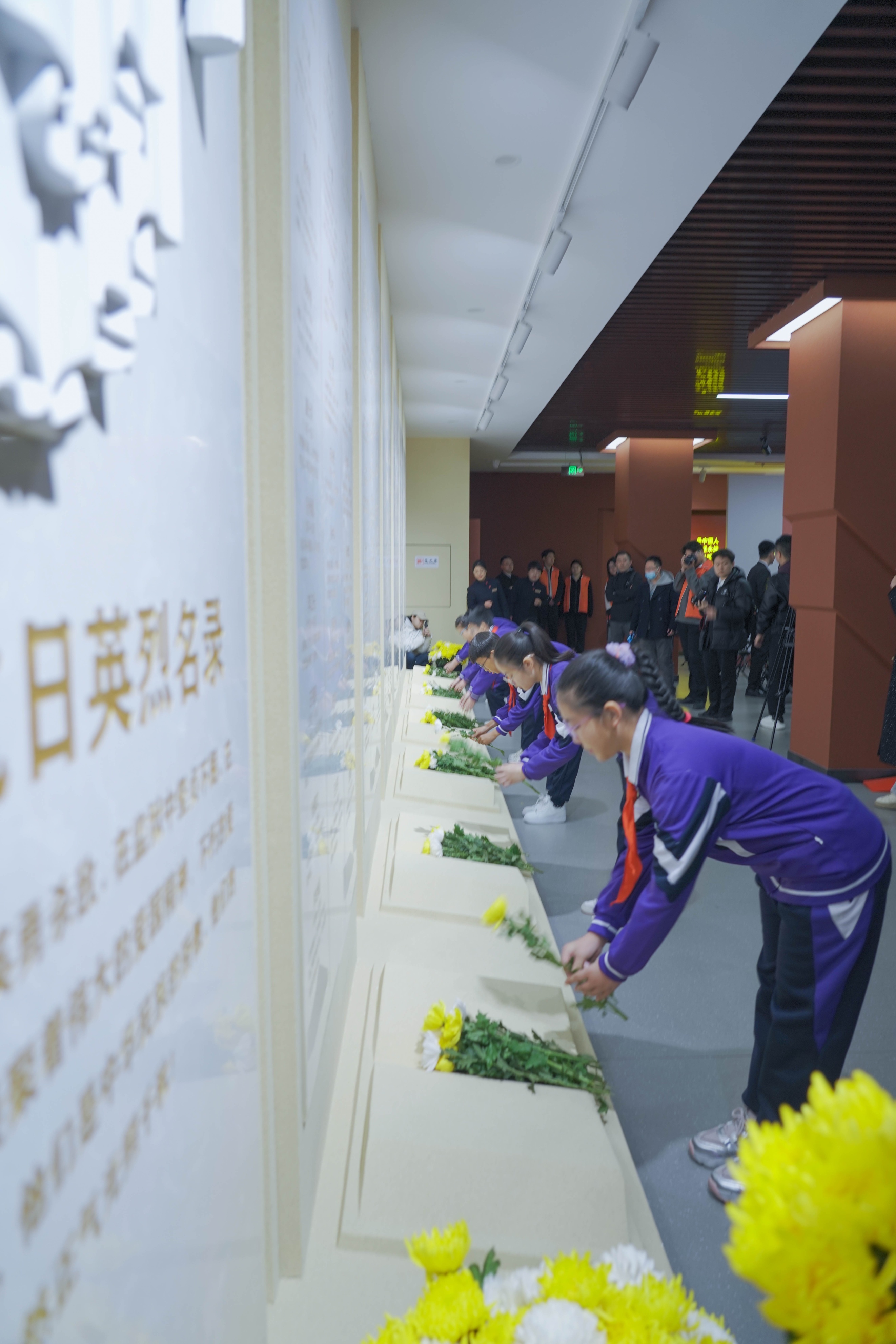 向抗战英烈名录墙敬献鲜花