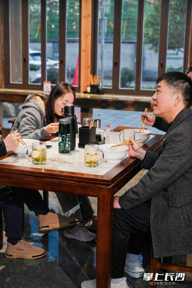 清晨六时，追求美味的长沙人来赶头碗面。