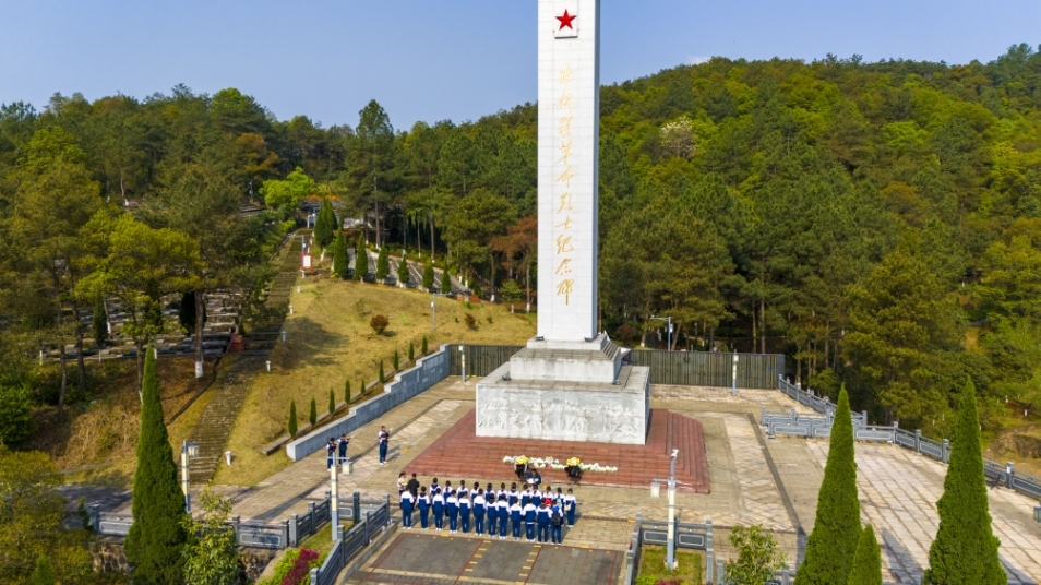 永新中学开展清明祭扫主题活动