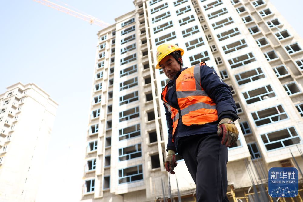 ↑4月3日，施工人员在中铁二十局承建的兰州新区中川园区城中村改造项目建设现场作业。