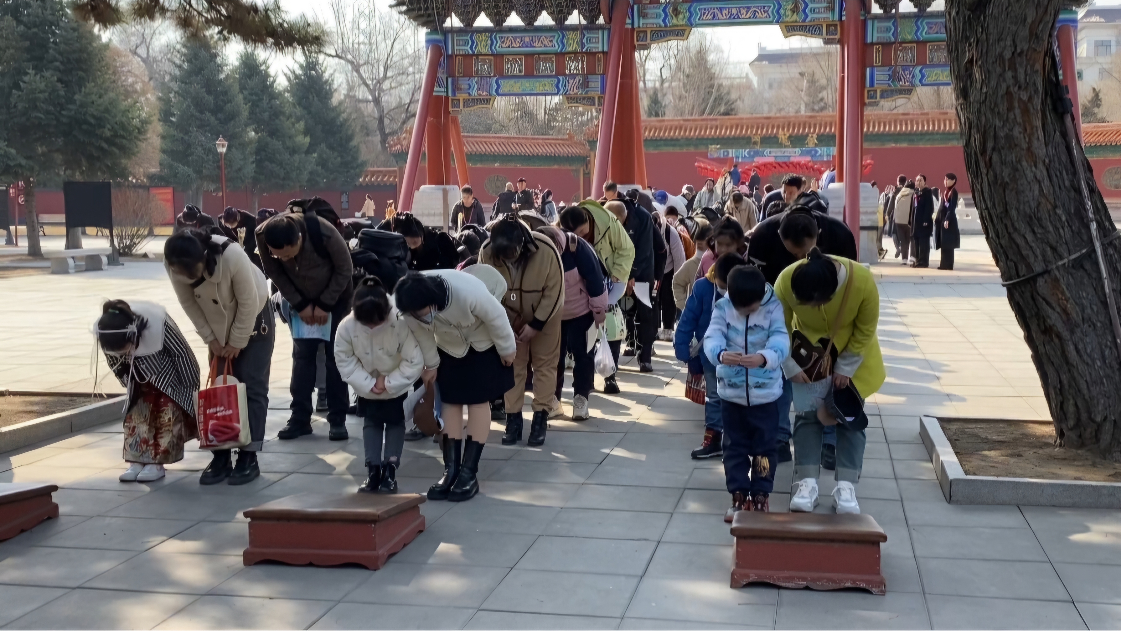 “清明诵读经典 传承文化”