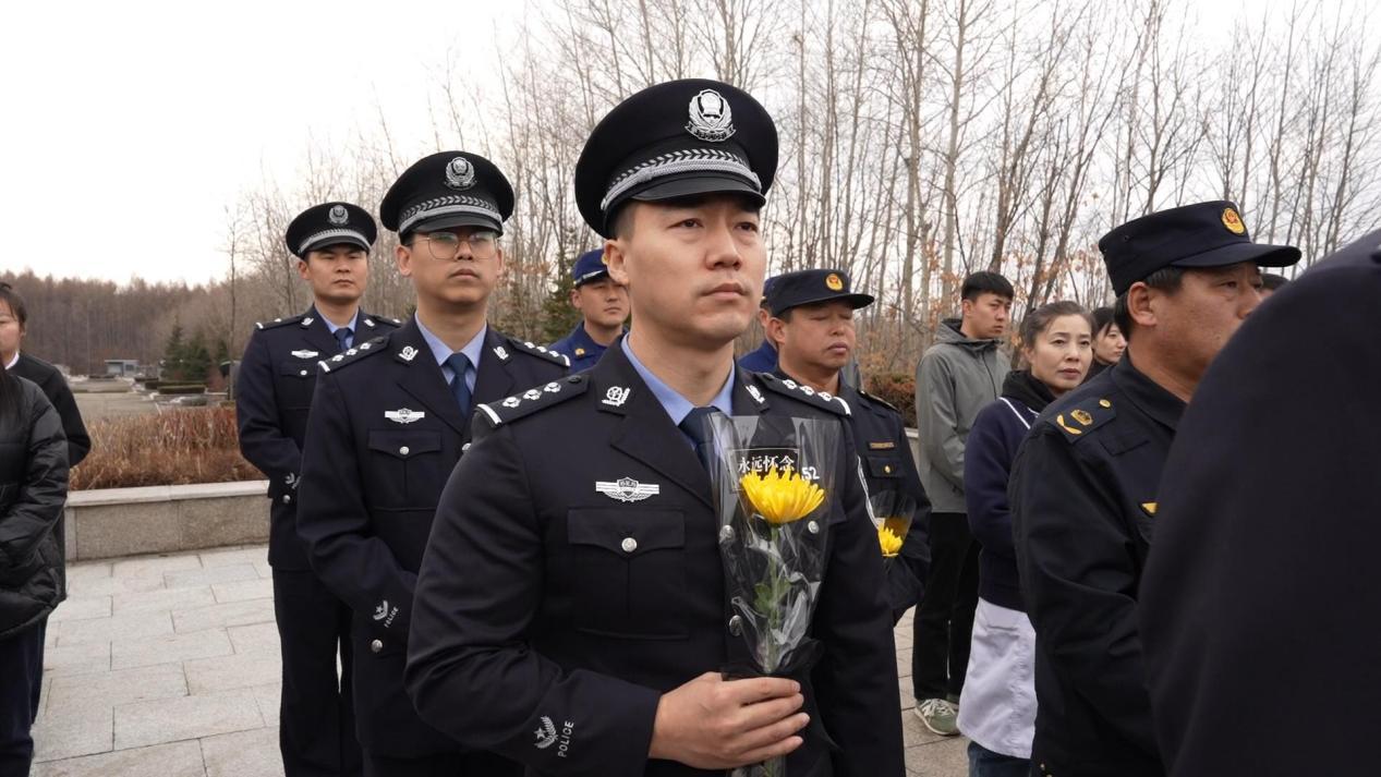 （当地戍边民警们缅怀革命先烈）