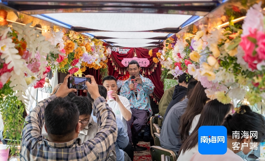 游客乘坐“老爸茶·海口巴士”品尝老爸茶美食，欣赏沿途美景。记者 马一鸣 摄