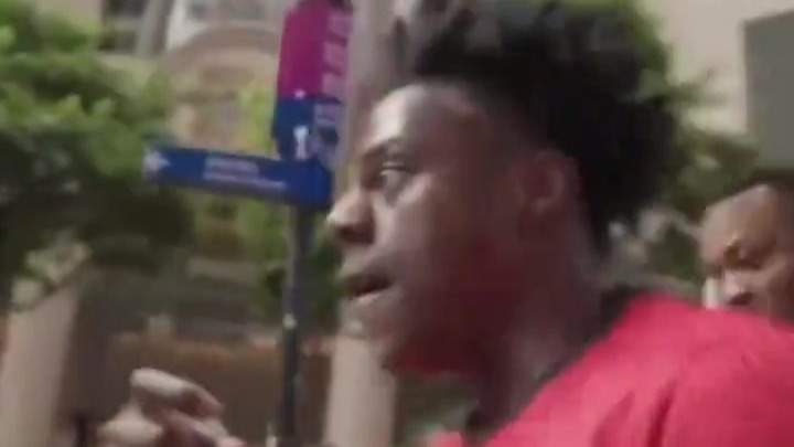 “甲亢哥”在香港街头狂飙中文 “冷静、重庆、雄起”