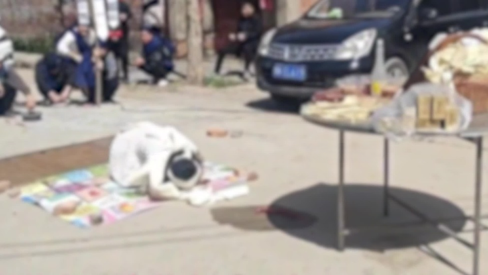 职业女哭灵人曾给粉丝哭灵：“她思想很开放”，60大寿时先哭灵再祝寿