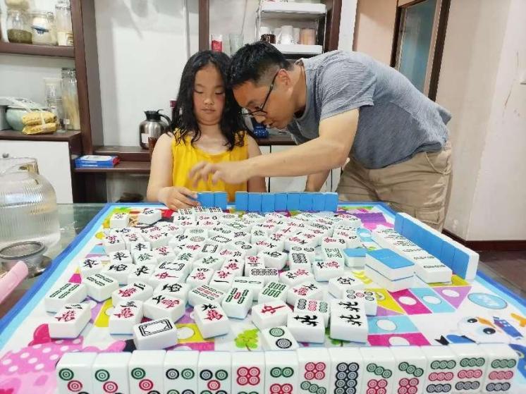 树儿爸教树儿打麻将