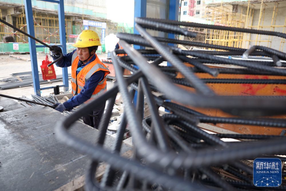 ↑4月3日，施工人员在中铁二十局承建的兰州新区中川园区城中村改造项目建设现场加工钢筋。