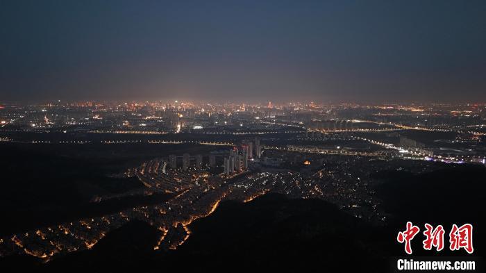 夜幕降临，南昌城区内灯火通明。 熊锦阳 摄