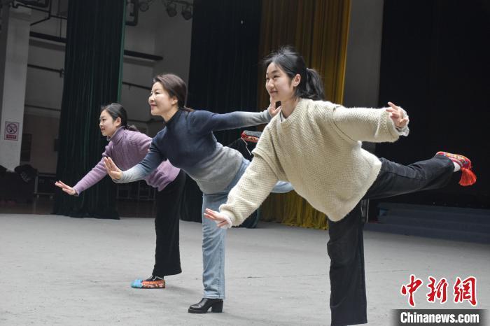 图为邓华(图中)正在指导青年演员吴同(图左)、夏若竹(图右)排练身段。巫发阳 摄