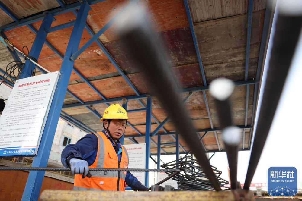 ↑4月3日，施工人员在中铁二十局承建的兰州新区中川园区城中村改造项目建设现场加工钢筋。