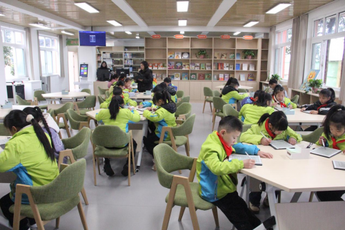 （成都市盐道街小学蒲江校区智慧阅读空间）