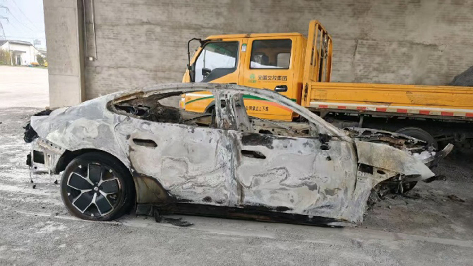 雷军回应“小米SU7爆燃事故”：无论发生什么，小米都不会回避，小米汽车回应六大疑问