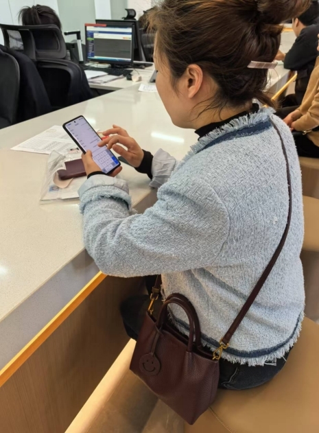 图为办事群众现场使用社保补贴“全程掌办”服务