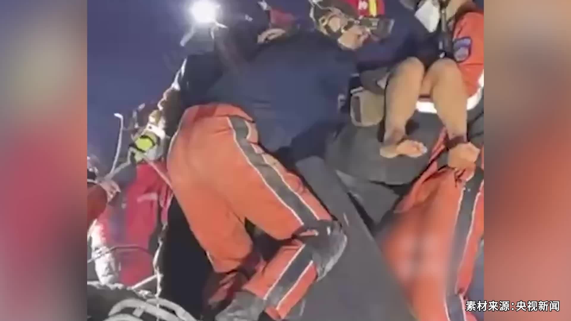 缅甸志愿者自发为中国救援队接机，华人商会捐发电机等物资随队前往灾区