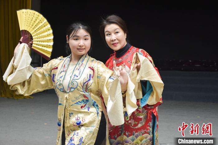 图为邓华(图右)正在指导青年演员钟馨妍(图左)排练《贵妃醉酒》。巫发阳 摄