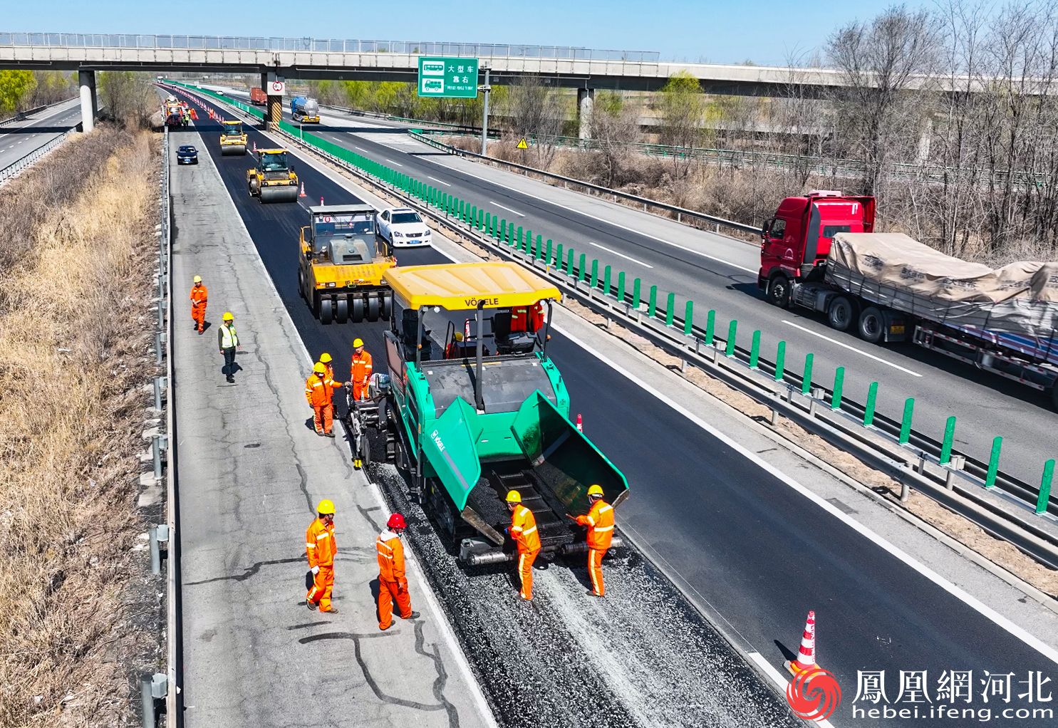 青银高速摊铺施工作业现场。摄/李卓然