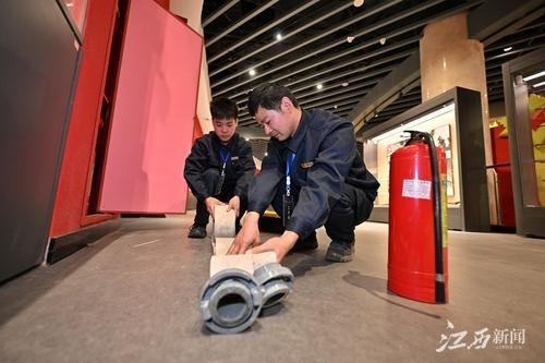 图为3月31日,在南昌军事主题公园轻武器馆内,维修部的工作人员正在检查室内消火栓设施。江西日报全媒体记者王蕴蓉摄