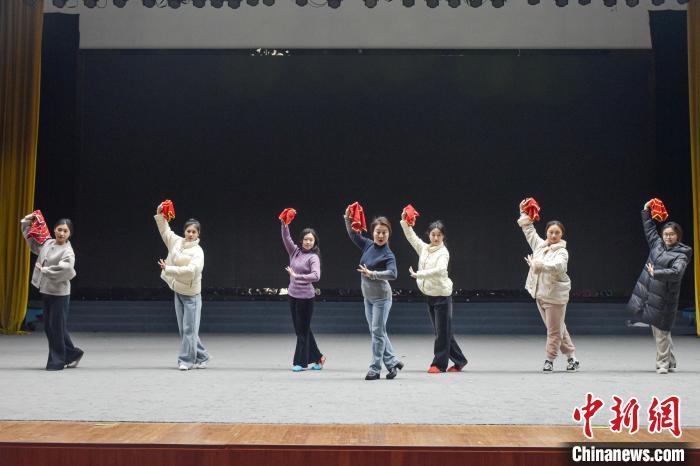 图为邓华(图中)指导宜黄戏剧团青年演员排练耍手绢。巫发阳 摄