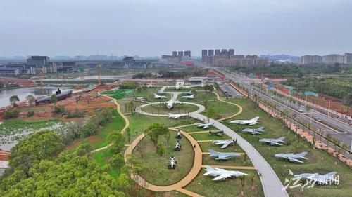 图为3月31日,航拍南昌军事主题公园项目重武器室外展陈区域,已有93件武器进场,目前正在进行武器装备外翻新工作。江西日报全媒体记者王蕴蓉摄