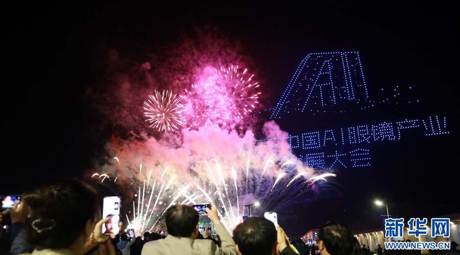 精彩的无人机烟花秀表演，吸引众多游客驻足观赏。新华网 谭茜予 摄
